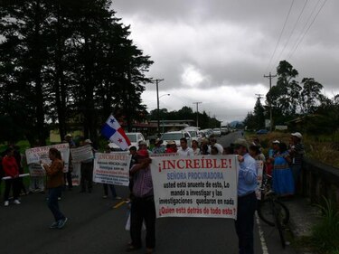 Residentes de Volcán cierran vía por media hora