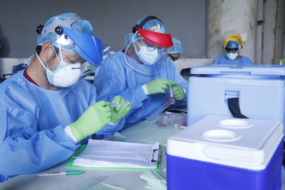 Hay 23,615 casos activos de la covid-19; positividad bajo a 18.3%