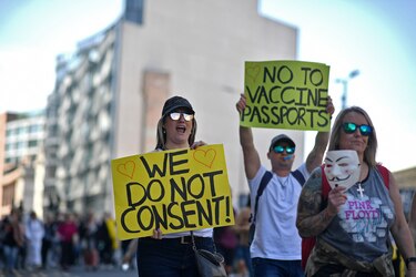 Miles de personas protestan en Londres contra el confinamiento y el pasaporte sanitario