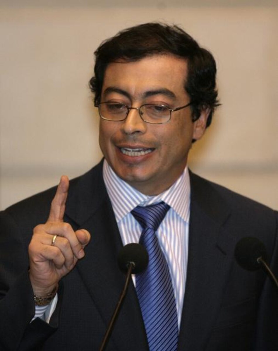 Exguerrillero Petro asume la alcaldía de Bogotá