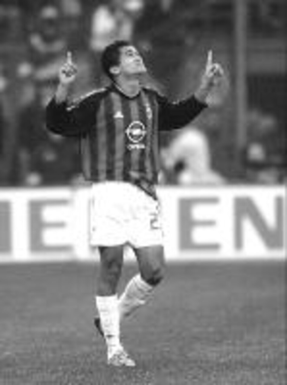 Gol de Serginho le da el triunfo y el liderato al Milan