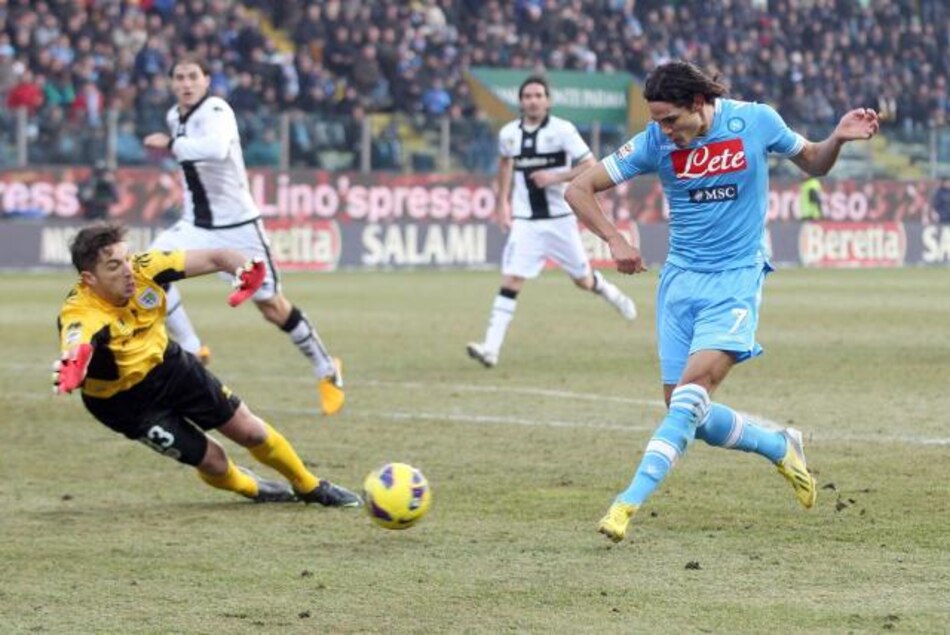 Cavani coloca al Napoli a tres puntos del líder