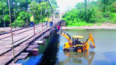 Reparan puente sobre el río Guaniquito