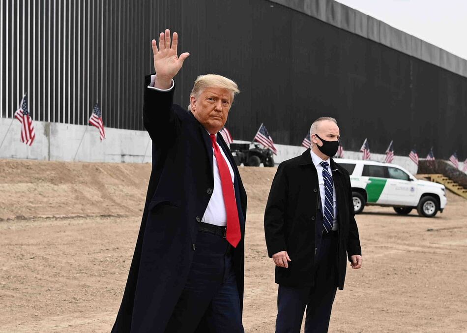 A poco de partir a Mar a Lago, Trump indulta a Steve Bannon y Lil Wayne