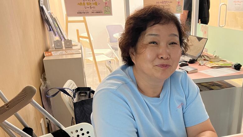 Las tiendas de Seúl que luchan contra el aislamiento: ‘un escape de la soledad’