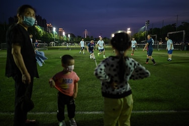 En Wuhan, los aficionados al fútbol vuelven a las canchas