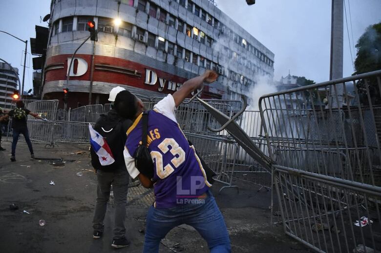 Protestas en los predios de la Asamblea terminan en enfrentamientos