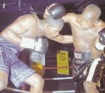 Campeón Joan Guzmán gana sin sudar