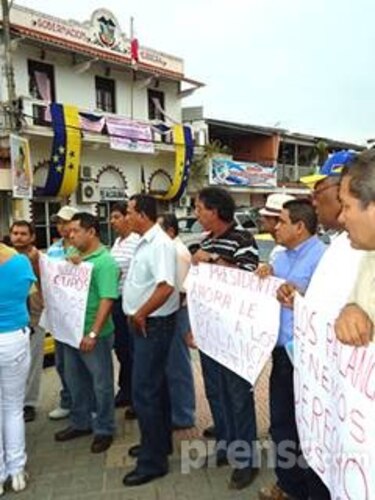 Taxistas protestan frente a Gobernación de Herrera