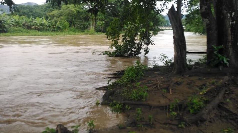 Ríos santeños suben su caudal tras fuertes lluvias
