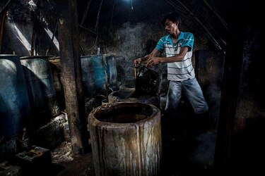‘Vi una luz caleidoscópica antes de quedarme ciego’: el joven que sobrevivió a un envenenamiento masivo por metanol en el que murieron 6 personas