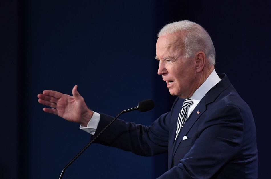 Biden habla de ‘vergüenza’; Trump alude a supremacistas