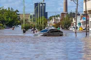 Se reportan 16 personas fallecidas por las inundaciones en Bahía Blanca, Argentina y buscan a dos niñas desaparecidas