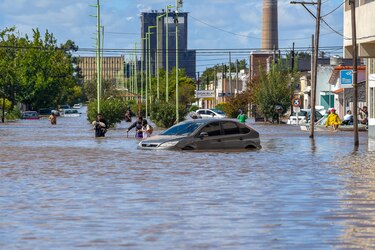 Se reportan 16 personas fallecidas por las inundaciones en Bahía Blanca, Argentina y buscan a dos niñas desaparecidas