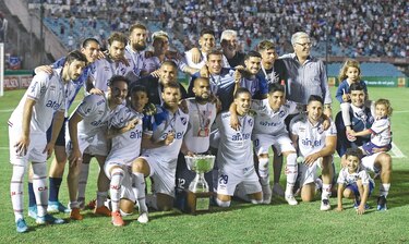 Manotas Mejía festeja un nuevo título en Uruguay
