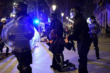 Choques entre manifestantes y policías en Barcelona durante protesta por rapero encarcelado