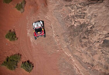 Carlos Sainz toma el mando en el Dakar