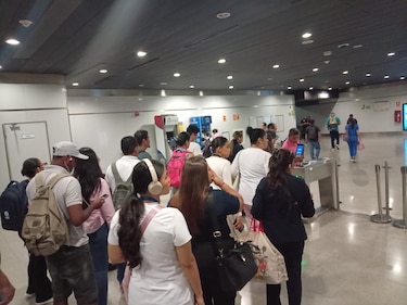 Nuevos validadores generan demora en el Metro y Metrobús, tras nuevo sistema de cobro