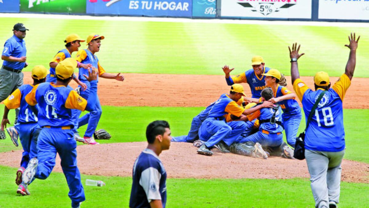 Los jugadores herreranos festejan la victoria en el estadio Rod Carew, sede del partido final.