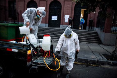 Perú fumiga miles de centros de votación en la víspera de las elecciones