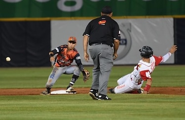 Coclé gana en 14 entradas y sigue con vida en la final del béisbol juvenil