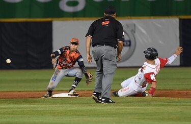 Coclé gana en 14 entradas y sigue con vida en la final del béisbol juvenil