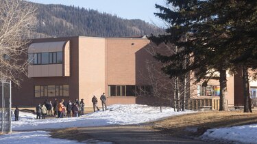 Un tiroteo en una escuela y una casa en el oeste de Canadá deja al menos 9 muertos y 25 heridos