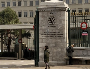 China condena los aranceles y presenta una demanda contra Estados Unidos ante la OMC