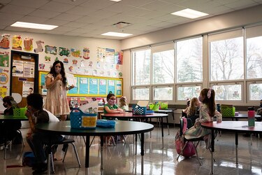Un metro de separación en escuelas basta en la mayoría de los casos, dicen autoridades de Estados Unidos