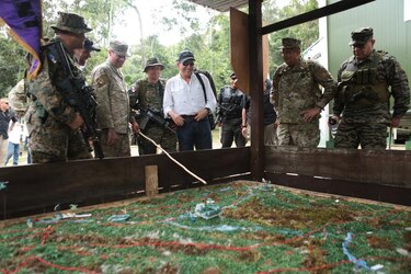 Cortizo supervisa entrega de ayuda humanitaria en Darién junto al Comando Sur