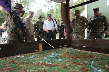 Cortizo supervisa entrega de ayuda humanitaria en Darién junto al Comando Sur