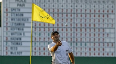 Tiger Woods pasa el corte, Reed lidera el Masters y García queda eliminado