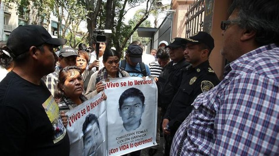 Padres de 43 desaparecidos recorren embajadas para pedir ayuda internacional