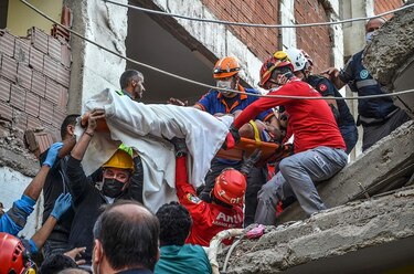Al menos 26 muertos tras fuerte sismo que sacudió Turquía y Grecia