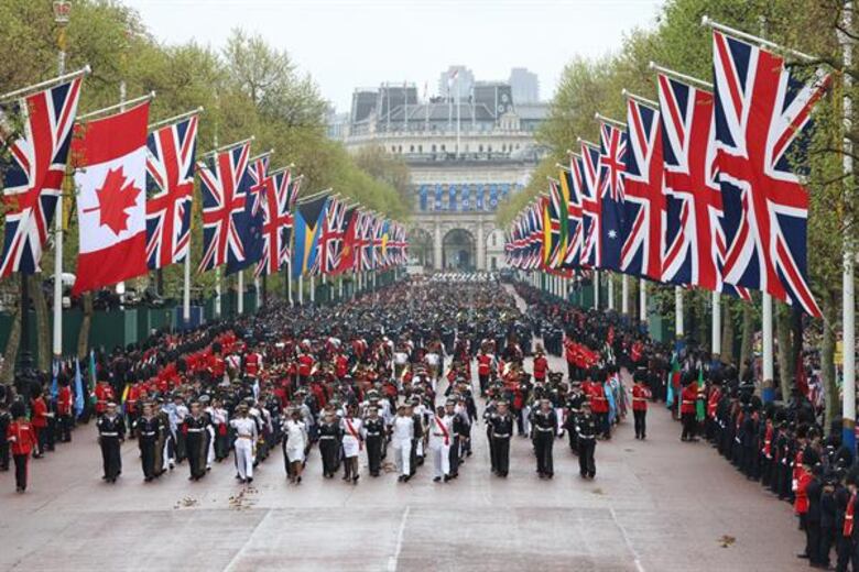 Miles de personas toman Londres para celebrar la coronación de Carlos III