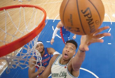 Antetokounmpo destaca en el triunfo de  los Bucks 