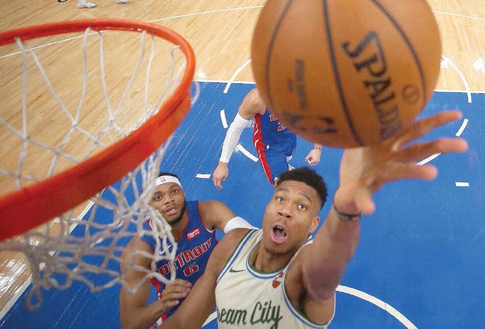 Antetokounmpo destaca en el triunfo de los Bucks