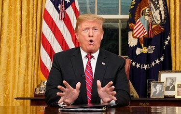 Trump trata de convencer a estadounidenses de que flujo ilegal de migrantes causa  'creciente crisis'
