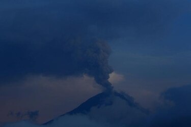 Ecuador: Volcán lanza ceniza sobre ocho provincias