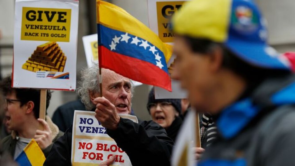 Manifestantes reclaman al Banco de Inglaterra que devuelva el oro a Maduro