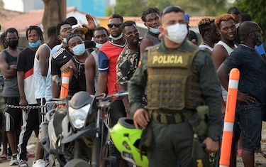 Tras quedar varados en Colombia, 700 migrantes retoman su travesía e ingresan al Tapón del Darién