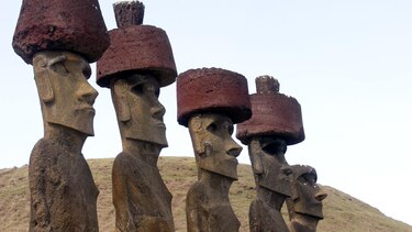 ‘Algún día volverán al océano’: la lenta destrucción de los moái en la Isla de Pascua