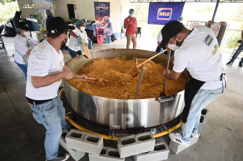 Cocinan el arroz con pollo más grande de Panamá