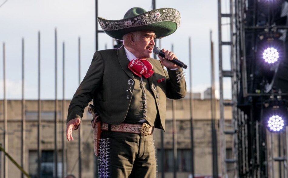 Cantante Vicente Fernández recupera ligera movilidad tras caída