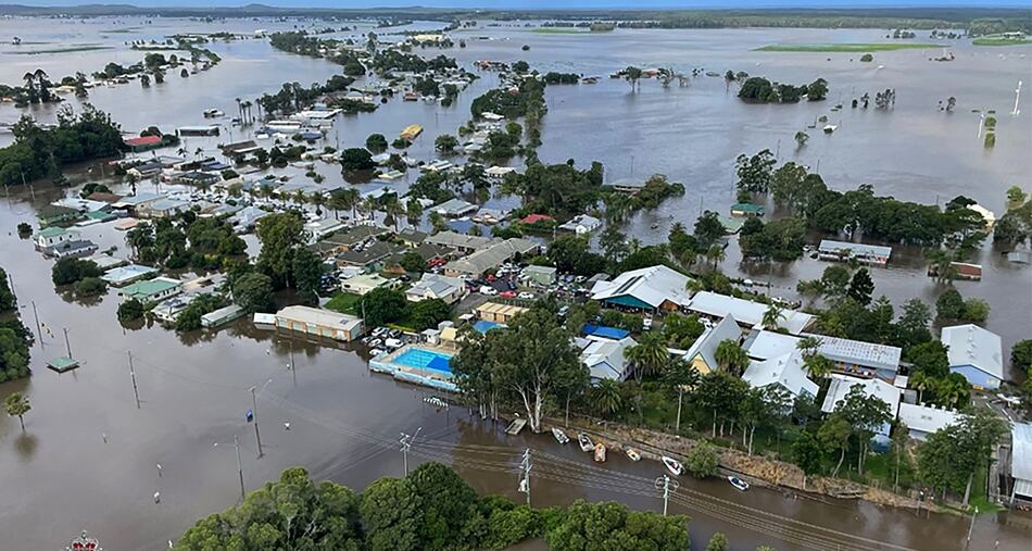 Millares de australianos en peligro por mortíferas inundaciones