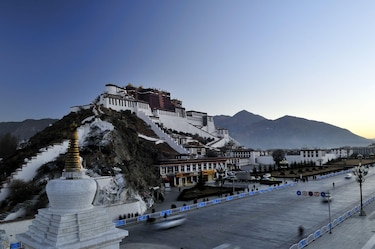 El complejo ritual para encontrar al sucesor del Dalai Lama (y el posible conflicto con China)