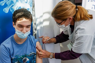 Israel aprueba vacunar a adolescentes de entre 12 y 15 años