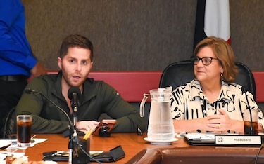 Mayer Mizrachi denuncia intento de frenar construcciones en la capital; asociación vecinal rechaza señalamientos
