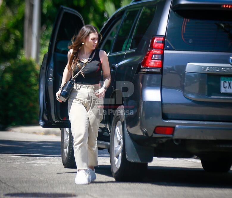 Martinelli es visitado por su hija, abogados y aliados políticos; mientras se queda con Bruno, su mascota