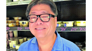 Vendería Quesos Chela solo si con lo que ganara pudiera ser paletero bilingüe